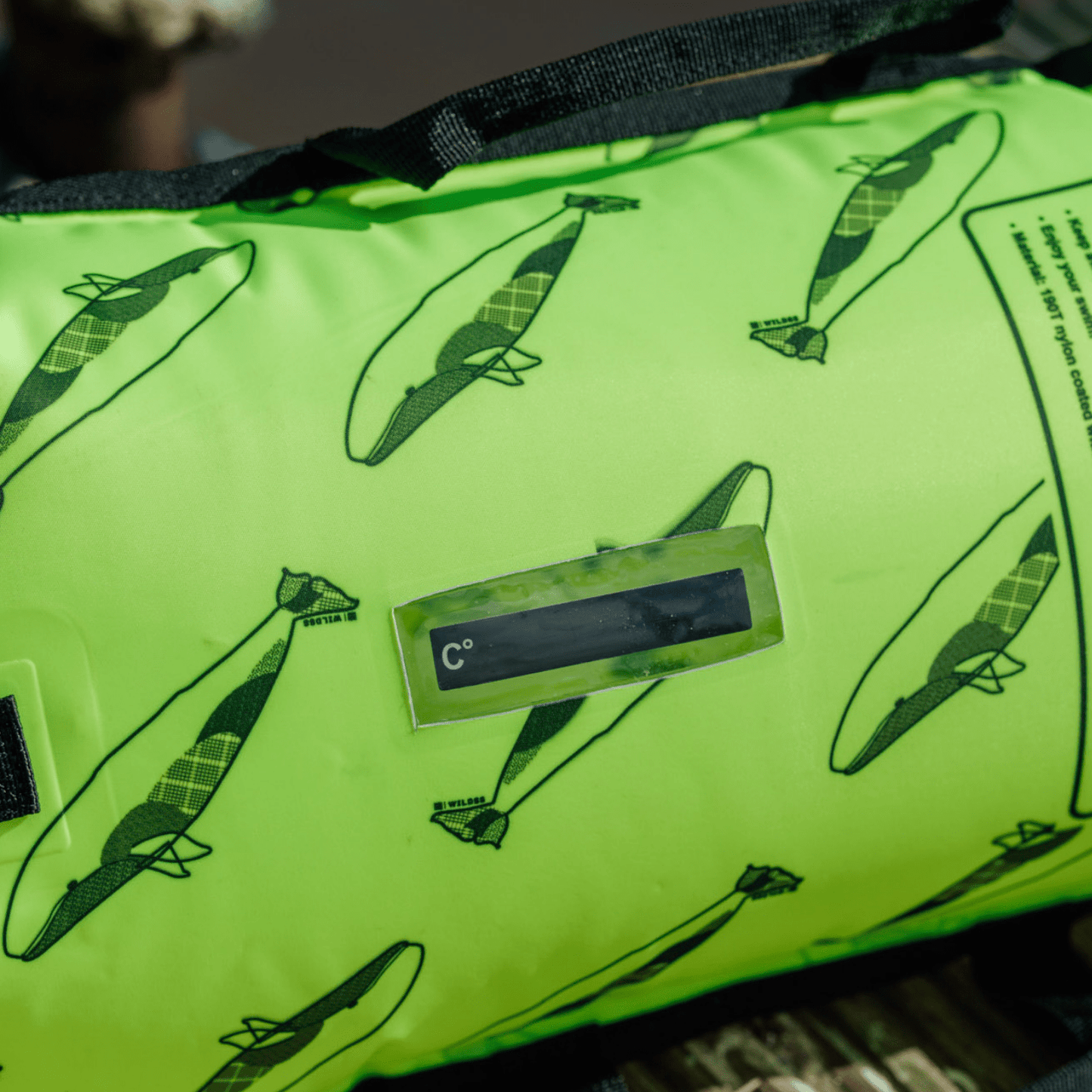 Green tow float black illustrations and digital temperature display